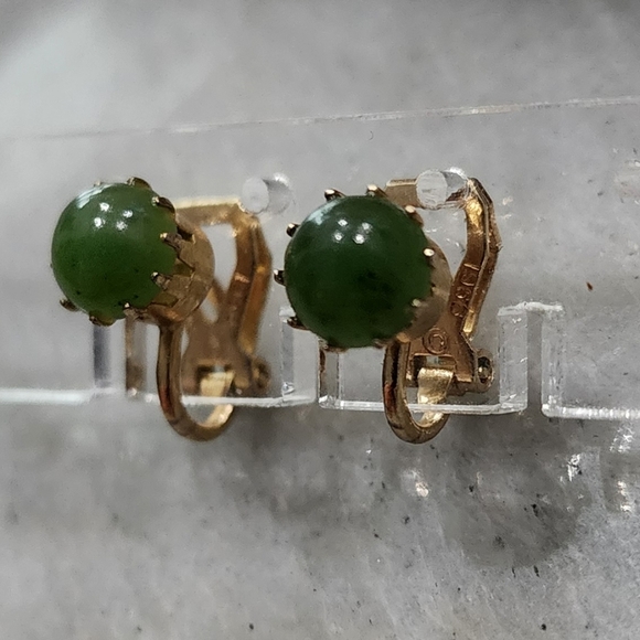Vintage Patent 2399111 Green Stone Clip-On Earrings | Gold Tone Setting - Picture 1 of 8